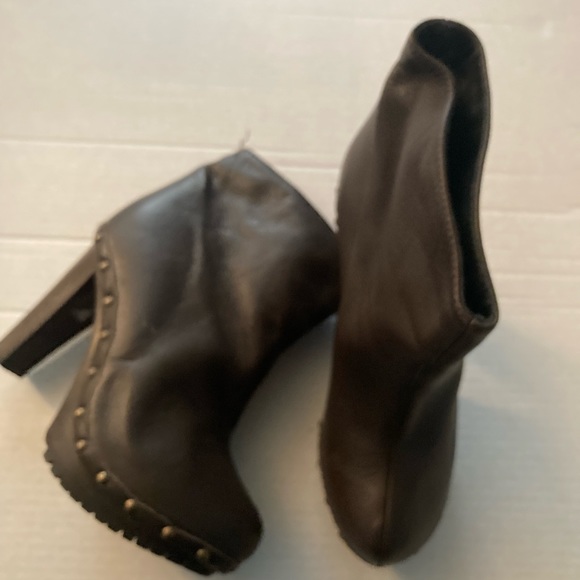 Boots - Picture 3 of 9